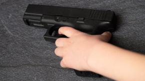 Un bebé de 2 años mata a su padre por accidente con una pistola en EE.UU. Un bebé de 2 años mata a su padre por accidente con una pistola en EE.UU.