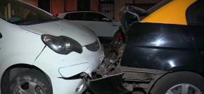 Sujeto chocó seis vehículos que estaban estacionados en Barrio Yungay y después se dio a la fuga Sujeto chocó seis vehículos que estaban estacionados en Barrio Yungay y después se dio a la fuga