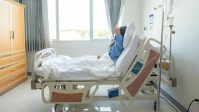 Joven despierta del coma y descubre que su pareja la engañó y se fue con otra mujer Joven despierta del coma y descubre que su pareja la engañó y se fue con otra mujer