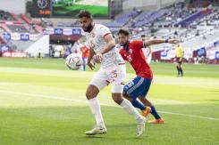 Hincha japonés con la camiseta de Colo Colo se roba las miradas en el duelo entre Chile y Túnez Hincha japonés con la camiseta de Colo Colo se roba las miradas en el duelo entre Chile y Túnez
