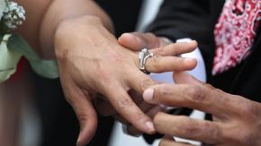 Indignante: novio golpea a novia en plena boda tras perder un juego en la celebración Indignante: novio golpea a novia en plena boda tras perder un juego en la celebración