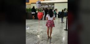 Joven acude al aeropuerto para recibir a su novio que conoció por Internet y no la reconoce Joven acude al aeropuerto para recibir a su novio que conoció por Internet y no la reconoce