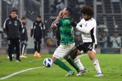 "Pensá tonto": El empujón de Gustavo Quinteros a Falcón en medio de partido ante Temuco