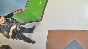 Masacre en Uvalde: imágenes inéditas muestran a policías armados esperando en el pasillo de escuela Masacre en Uvalde: imágenes inéditas muestran a policías armados esperando en el pasillo de escuela