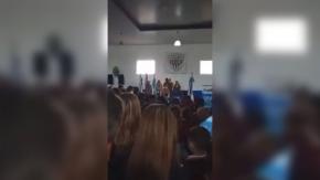 Funcionaria educacional fue abucheada por hablar en lenguaje inclusivo durante acto escolar Funcionaria educacional fue abucheada por hablar en lenguaje inclusivo durante acto escolar