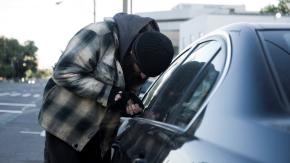 "¿Te ayudo?": Conductor sorprende a ladrón intentando robarle una pieza del auto y lo encara "¿Te ayudo?": Conductor sorprende a ladrón intentando robarle una pieza del auto y lo encara