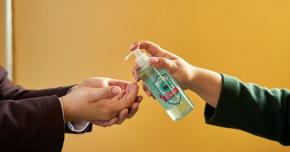 El chileno que creó el primer alcohol gel con ingredientes que hidratan las manos El chileno que creó el primer alcohol gel con ingredientes que hidratan las manos