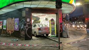 Vehículo chocó contra farmacia en el centro de Santiago: Conductor se habría descompensado Vehículo chocó contra farmacia en el centro de Santiago: Conductor se habría descompensado