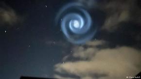Avistan misteriosa luz espiral azul en crecimiento en el cielo de Nueva Zelanda Avistan misteriosa luz espiral azul en crecimiento en el cielo de Nueva Zelanda