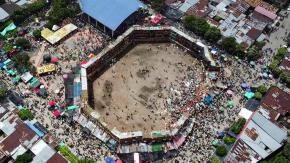 Las trágicas imágenes del derrumbe de palcos durante una corrida de toros en Colombia Las trágicas imágenes del derrumbe de palcos durante una corrida de toros en Colombia