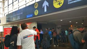 Iban a Rapa Nui: Pasajeros quedan varados en aeropuerto de Santiago por atraso de personal sanitario Iban a Rapa Nui: Pasajeros quedan varados en aeropuerto de Santiago por atraso de personal sanitario