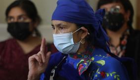 Cierre de la Convención: Autorizan a machi Linconao a ir al Salón de Honor con su acompañante Cierre de la Convención: Autorizan a machi Linconao a ir al Salón de Honor con su acompañante