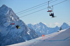 Al menos 5 muertos por desprendimiento de parte de un glaciar en los Alpes italianos Al menos 5 muertos por desprendimiento de parte de un glaciar en los Alpes italianos