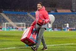 Sorprendió a todos: "Huaso" Álvarez entregó vestido de repartidor el balón del Católica-Coquimbo Sorprendió a todos: "Huaso" Álvarez entregó vestido de repartidor el balón del Católica-Coquimbo