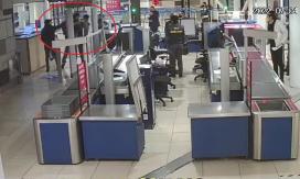 Video muestra a Paul Vásquez siendo detenido en aeropuerto: intentó dar cabezazo a funcionario PDI Video muestra a Paul Vásquez siendo detenido en aeropuerto: intentó dar cabezazo a funcionario PDI