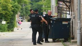 Padre escondió a su hijo en un basurero para protegerlo de tiroteo en Chicago Padre escondió a su hijo en un basurero para protegerlo de tiroteo en Chicago
