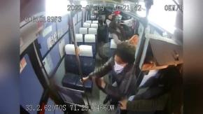 [VIDEO] El impactante momento en que un bus con 14 pasajeros se vuelca tras choque en Quilpué