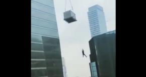 ¡Impactante! Hombre quedó colgando por varios minutos de una grúa en Canadá ¡Impactante! Hombre quedó colgando por varios minutos de una grúa en Canadá