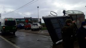 Fuertes vientos provocaron caída de cartel publicitario en Viña del Mar Fuertes vientos provocaron caída de cartel publicitario en Viña del Mar
