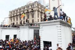 Presidente de Sri Lanka huye de su residencia y anuncia que renunciará