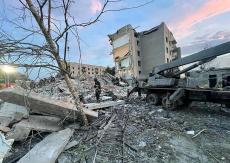 Al menos seis muertos en bombardeo de un edificio en el este de Ucrania Al menos seis muertos en bombardeo de un edificio en el este de Ucrania