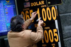 Dólar sube con fuerza y supera marca histórica de $1.000 por caída de cobre entre temores a recesión Dólar sube con fuerza y supera marca histórica de $1.000 por caída de cobre entre temores a recesión