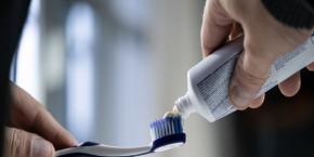 Cepillado de dientes de pacientes podría evitar miles de casos de neumonía adquirida en hospitales Cepillado de dientes de pacientes podría evitar miles de casos de neumonía adquirida en hospitales