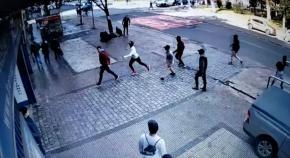 Detienen a tres sujetos por robo en Santiago: video captó que víctima fue apuñalada en plena Alameda Detienen a tres sujetos por robo en Santiago: video captó que víctima fue apuñalada en plena Alameda