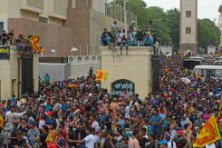 El presidente de Sri Lanka abandona el país en avión militar tras masivas protestas El presidente de Sri Lanka abandona el país en avión militar tras masivas protestas