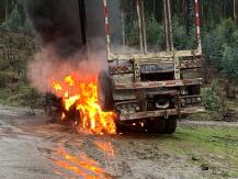 Al menos 14 equipos forestales quemados tras ataque incendiario en Arauco Al menos 14 equipos forestales quemados tras ataque incendiario en Arauco
