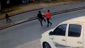 Joven forcejea con ladrones para escapar del robo, se tropieza y lo atropella un auto Joven forcejea con ladrones para escapar del robo, se tropieza y lo atropella un auto