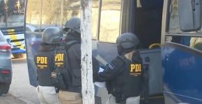 Buscan a acusados de homicidio: Al menos 10 detenidos tras masivo allanamiento de PDI en Lo Espejo Buscan a acusados de homicidio: Al menos 10 detenidos tras masivo allanamiento de PDI en Lo Espejo
