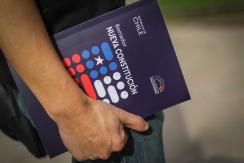 The Economist critica "utopía" por refundar y usa de ejemplo a Chile