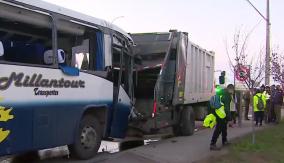 Al menos 14 lesionados tras colisión entre camión recolector de basura y bus en San Bernardo Al menos 14 lesionados tras colisión entre camión recolector de basura y bus en San Bernardo