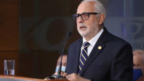 Abbott recalca que se necesita una "querella del gobierno" para perseguir dichos de Héctor Llaitul Abbott recalca que se necesita una "querella del gobierno" para perseguir dichos de Héctor Llaitul