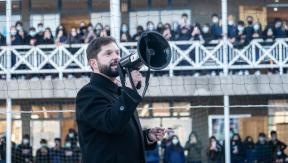 "Estamos orgullosos de ustedes": El mensaje, micrófono en mano, de Boric a estudiantes de Talagante "Estamos orgullosos de ustedes": El mensaje, micrófono en mano, de Boric a estudiantes de Talagante