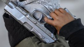 Padres le enseñaron a disparar a su hijo de 6 años y menor mató de un tiro en la cabeza a su hermana Padres le enseñaron a disparar a su hijo de 6 años y menor mató de un tiro en la cabeza a su hermana