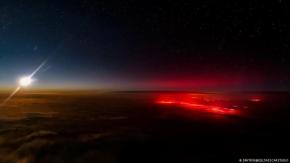 Un piloto detecta un extraño resplandor rojo bajo las nubes mientras sobrevuela el océano Atlántico Un piloto detecta un extraño resplandor rojo bajo las nubes mientras sobrevuela el océano Atlántico