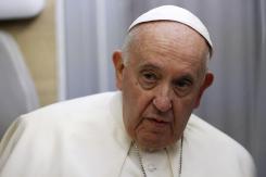 El papa admite que deberá reducir su ritmo de viajes o hacerse "a un lado" El papa admite que deberá reducir su ritmo de viajes o hacerse "a un lado"