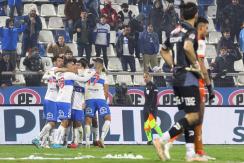 Isla le dio el triunfo en el final a la Católica ante un aguerrido Cobresal Isla le dio el triunfo en el final a la Católica ante un aguerrido Cobresal