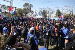 Universidad de Chile acusa agresiones a funcionarios del club en protestas de hinchas fuera del CDA Universidad de Chile acusa agresiones a funcionarios del club en protestas de hinchas fuera del CDA