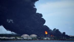 Bomberos en Cuba tratan de contener un incendio en Matanzas que ha dejado decenas de heridos