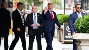 Trump sugiere que el FBI podría haber sembrado evidencia en allanamiento de su vivienda Trump sugiere que el FBI podría haber sembrado evidencia en allanamiento de su vivienda