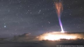 Misterioso gigantesco rayo ascendente que llegó al borde del espacio desconcierta a los científicos Misterioso gigantesco rayo ascendente que llegó al borde del espacio desconcierta a los científicos