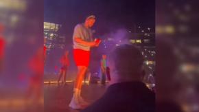 ¿Por qué es moda lanzar celulares en conciertos? Bad Bunny tuvo llamativa reacción durante show ¿Por qué es moda lanzar celulares en conciertos? Bad Bunny tuvo llamativa reacción durante show