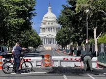 Hombre choca contra las vallas papales del Capitolio y después se dispara en Estados Unidos Hombre choca contra las vallas papales del Capitolio y después se dispara en Estados Unidos