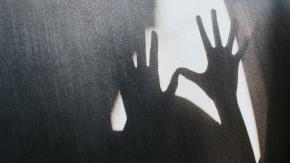 El hijo nacido de una violación que ayudó a su madre a llevar a la justicia a sus abusadores El hijo nacido de una violación que ayudó a su madre a llevar a la justicia a sus abusadores