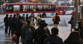 Carabineros trasladando personas y colpaso en calles: El incidente de Línea 2 de Metro en fotos Carabineros trasladando personas y colpaso en calles: El incidente de Línea 2 de Metro en fotos