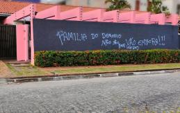 Vecinos rayaron casa de hombre que está casado con ocho mujeres: "Familia del diablo" Vecinos rayaron casa de hombre que está casado con ocho mujeres: "Familia del diablo"