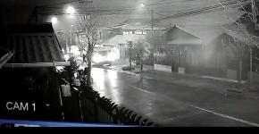 Cámara de seguridad registró violento asalto a furgón escolar en Puente Alto Cámara de seguridad registró violento asalto a furgón escolar en Puente Alto